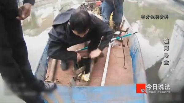 金店深夜被撬锁17次,两分钟内价值50万元金饰被洗劫一空 金店深夜被撬锁17次,两分钟内价值50万元金饰被洗劫一空