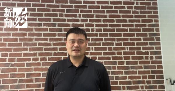 网友晒图：偶遇姚明一家出游！画面太喜感，“像极了老师和小学生合影”