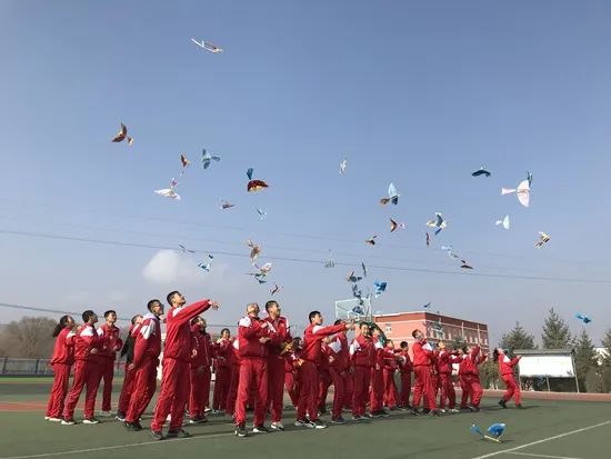 西海固讲台上的年轻人，超酷的！