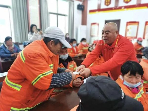 他的“孩子”是冠军！“光头爸爸”做到了！