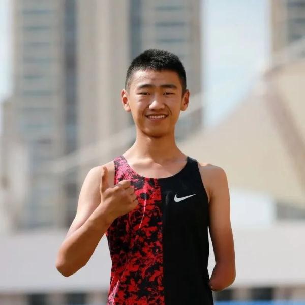 他的“孩子”是冠军！“光头爸爸”做到了！