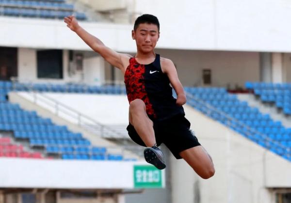 他的“孩子”是冠军！“光头爸爸”做到了！