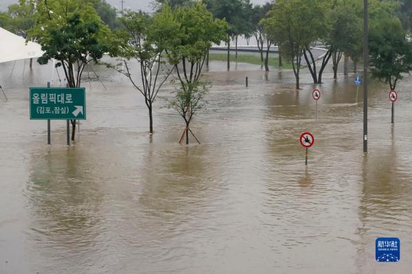 韩国首尔遭遇持续强降雨