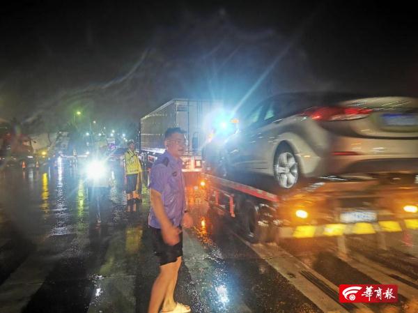 西安暴雨夜一面包车被困，他从齐腰深的积水中背出姐弟俩