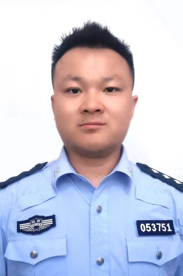 西安暴雨夜一面包车被困，他从齐腰深的积水中背出姐弟俩