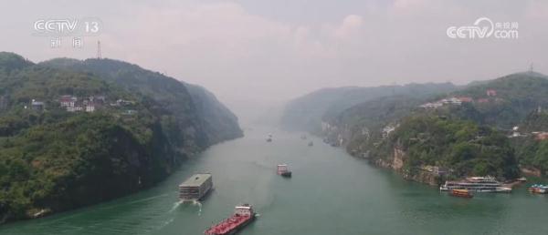 长江航道运输生产稳中有进 “两坝一峡”“长江夜游”热度上涨
