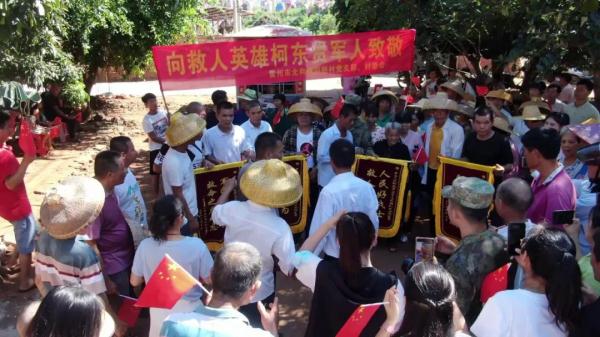惊险现场！“00后”战士10多分钟连救4人