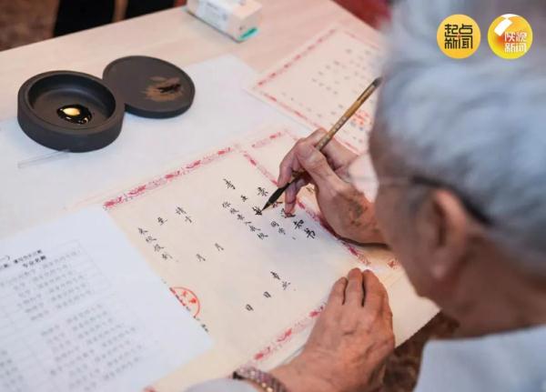 仪式感满满！陕西一高校坚持17年毛笔手写录取通知书