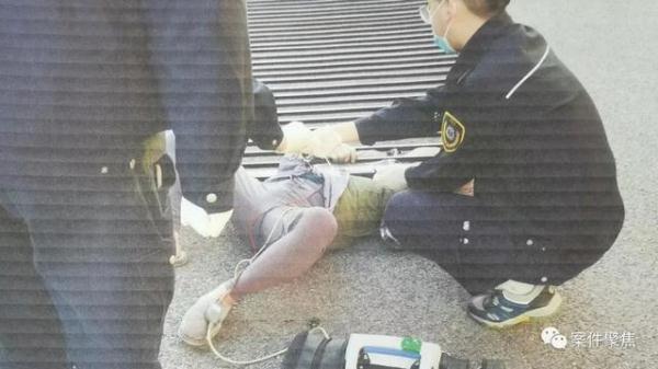 1.5吨铁门深夜倒塌！上海一保安被砸身亡，第二天才被发现，谁的责任？