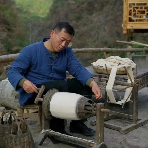 北京8岁男孩走进湘西深山“追星”，48岁大叔魅力何在？