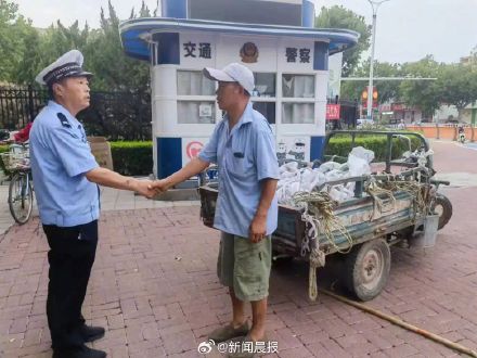 山东聊城当地通报老人驾驶三轮车拖拽交警：为听力障碍者，民警予以谅解