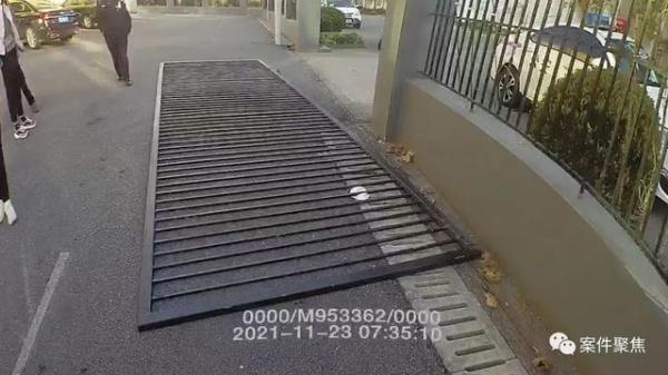 1.5吨铁门深夜倒塌！上海一保安被砸身亡，第二天才被发现，谁的责任？