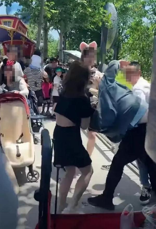 为了饼饼背包！两壮汉在上海迪士尼大打出手…网友：心疼地上的星黛露
