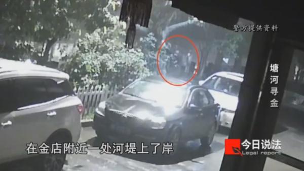 金店深夜被撬锁17次,两分钟内价值50万元金饰被洗劫一空 金店深夜被撬锁17次,两分钟内价值50万元金饰被洗劫一空