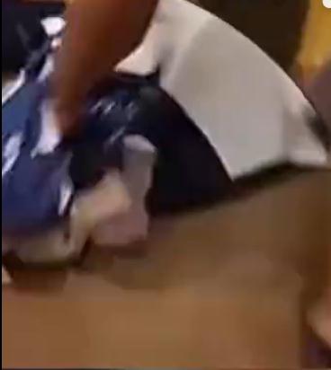为了饼饼背包！两壮汉在上海迪士尼大打出手…网友：心疼地上的星黛露
