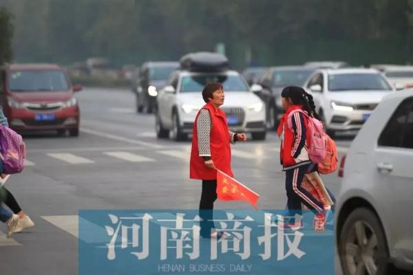 近八成网友反对!要家长请假轮流站岗执勤,请问保安是干吗的? 近八成网友反对!要家长请假轮流站岗执勤,请问保安是干吗的?