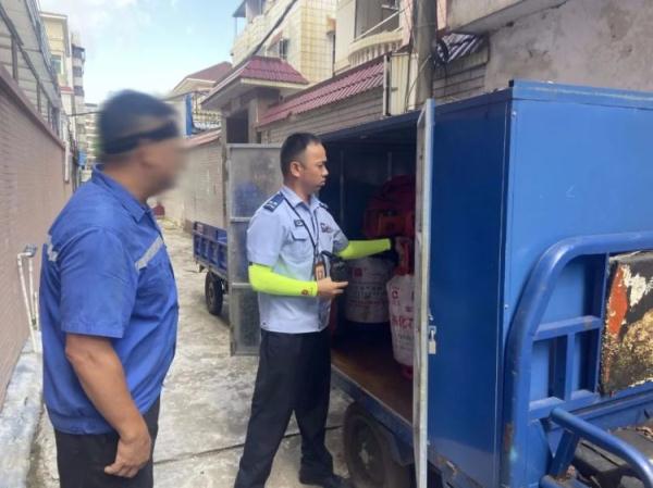 拘留！一男子出租屋内放32个液化气瓶