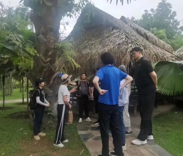 网友偶遇姚明一家出游：像极了老师和小学生合影