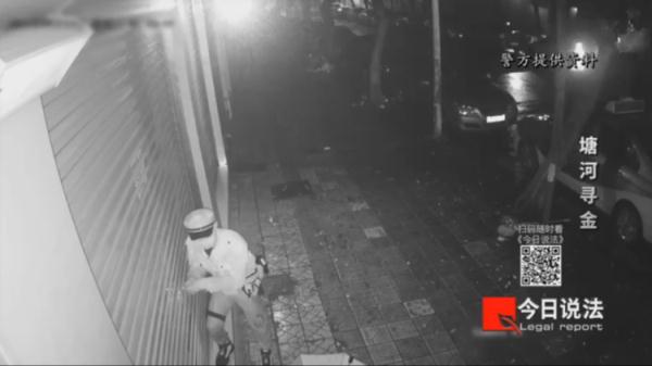 金店深夜被撬锁17次,两分钟内价值50万元金饰被洗劫一空 金店深夜被撬锁17次,两分钟内价值50万元金饰被洗劫一空