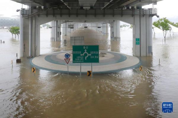 韩国首尔遭遇持续强降雨