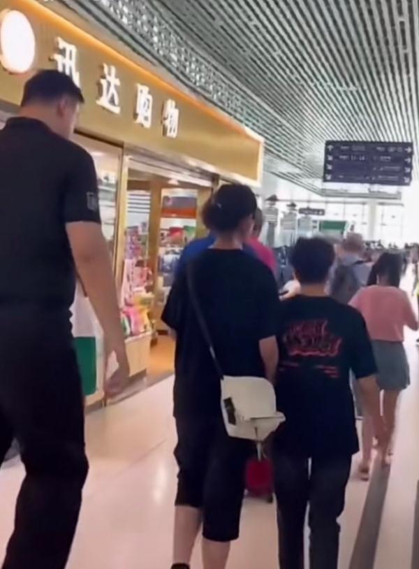 网友偶遇姚明一家出游：像极了老师和小学生合影