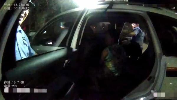 是谁，让警察蜀黍秒变“夹子音”？