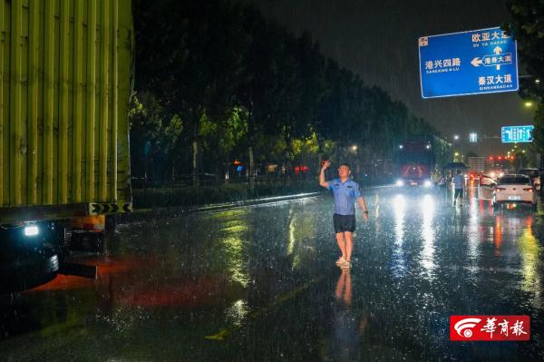 西安暴雨夜一面包车被困，他从齐腰深的积水中背出姐弟俩