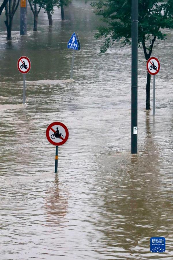 韩国首尔遭遇持续强降雨