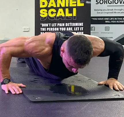 一小时做3249个俯卧撑 澳大利亚男子再破世界纪录