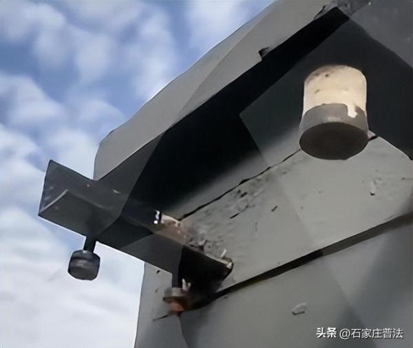 1.5吨铁门深夜倒塌！上海一保安被砸身亡，第二天才被发现，谁的责任？