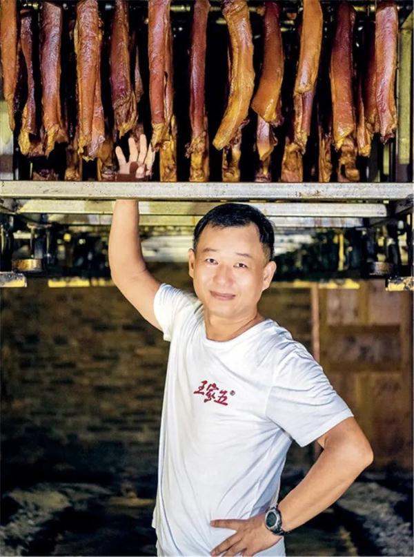 北京8岁男孩走进湘西深山“追星”，48岁大叔魅力何在？