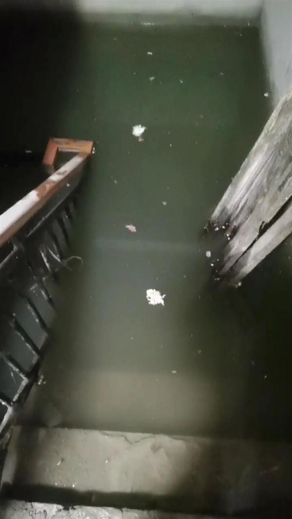 一家四口遭遇“电梯惊魂”，差点被水淹没…