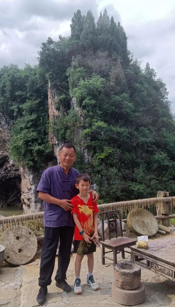 北京8岁男孩走进湘西深山“追星”，48岁大叔魅力何在？