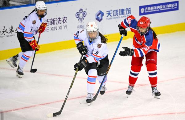 7月14日,广东队球员张喜芳(中)与河北队球员李千华(右)在比赛中拼抢.