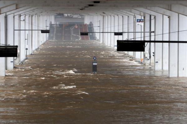 暴雨致韩国大批航班取消　首尔数千户家庭停电