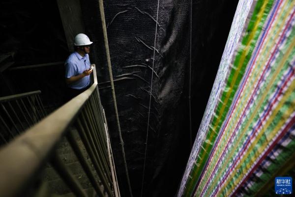 新华全媒+·新时代中国调研行·长江篇丨2400米极深地下!他们追寻宇宙“魅影” 新华全媒+·新时代中国调研行·长江篇丨2400米极深地下!他们追寻宇宙“魅影”
