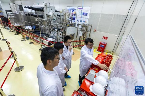 新华全媒+·新时代中国调研行·长江篇丨2400米极深地下!他们追寻宇宙“魅影” 新华全媒+·新时代中国调研行·长江篇丨2400米极深地下!他们追寻宇宙“魅影”