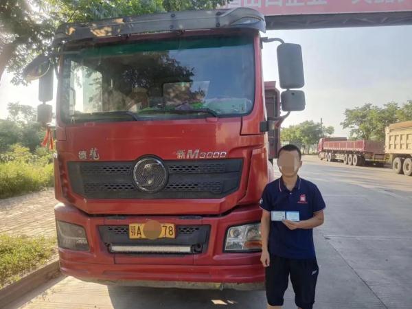 货车夜闯红灯被举报 交警：严查严处！