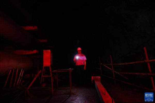 新华全媒+·新时代中国调研行·长江篇丨2400米极深地下!他们追寻宇宙“魅影” 新华全媒+·新时代中国调研行·长江篇丨2400米极深地下!他们追寻宇宙“魅影”