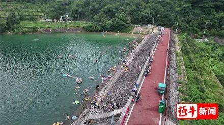17岁少年水库溺亡，次日仍有上百人无视警示野泳……