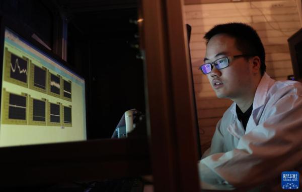 新华全媒+·新时代中国调研行·长江篇丨2400米极深地下!他们追寻宇宙“魅影” 新华全媒+·新时代中国调研行·长江篇丨2400米极深地下!他们追寻宇宙“魅影”