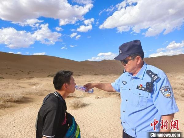 男子徒步穿越巴丹吉林沙漠被困 警民联手3小时急救