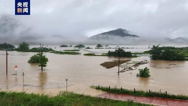 韩国持续暴雨引发泥石流及山体滑坡灾害 韩国持续暴雨引发泥石流及山体滑坡灾害