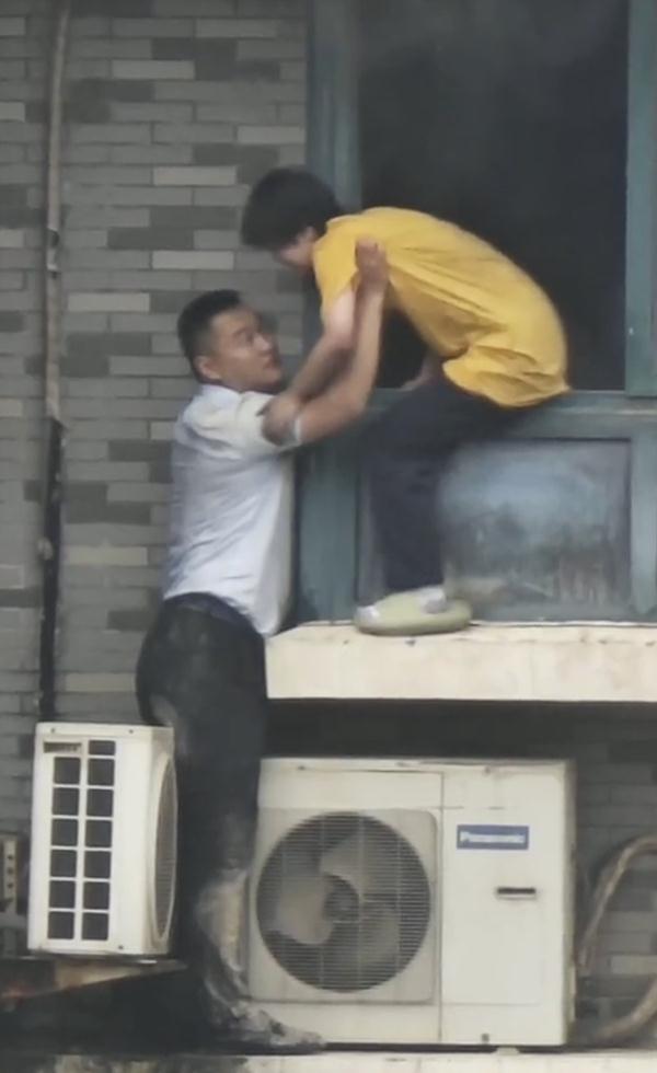 感动全网的好邻居，身份竟是→