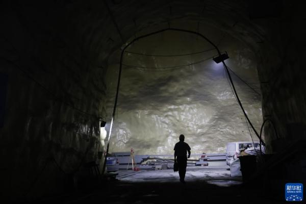 新华全媒+·新时代中国调研行·长江篇丨2400米极深地下!他们追寻宇宙“魅影” 新华全媒+·新时代中国调研行·长江篇丨2400米极深地下!他们追寻宇宙“魅影”