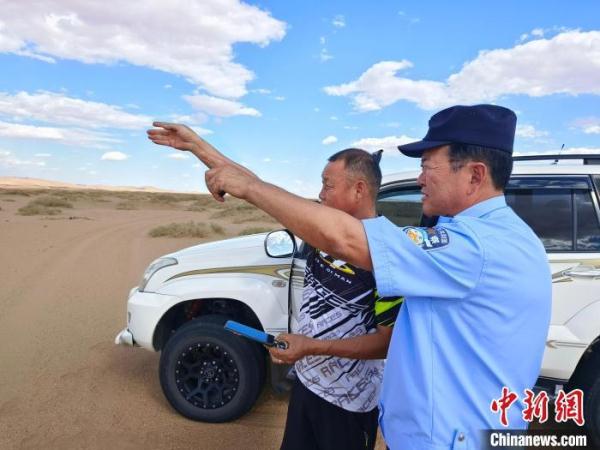 男子徒步穿越巴丹吉林沙漠被困 警民联手3小时急救