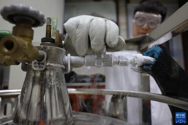 新华全媒+·新时代中国调研行·长江篇丨2400米极深地下!他们追寻宇宙“魅影” 新华全媒+·新时代中国调研行·长江篇丨2400米极深地下!他们追寻宇宙“魅影”