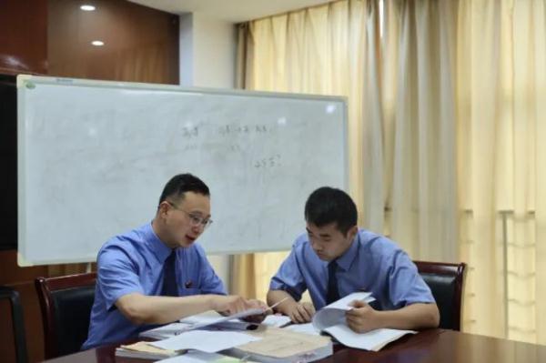 吃定同伙不敢报案，他打起了“黑吃黑”的主意