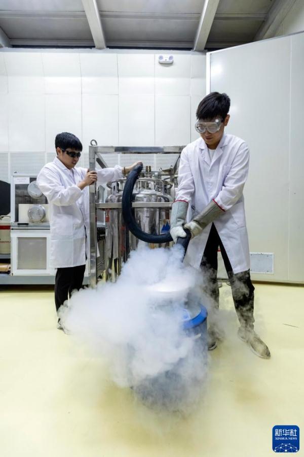 新华全媒+·新时代中国调研行·长江篇丨2400米极深地下!他们追寻宇宙“魅影” 新华全媒+·新时代中国调研行·长江篇丨2400米极深地下!他们追寻宇宙“魅影”
