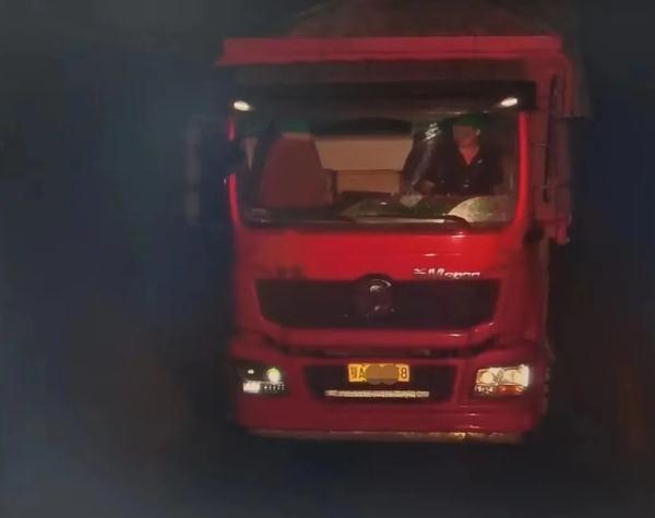 货车夜闯红灯被举报 交警：严查严处！